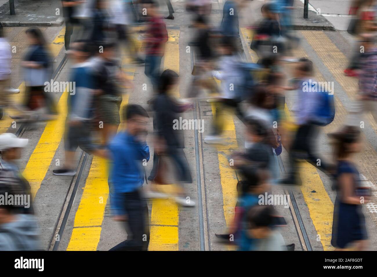 Hong Kong, Chine - Novembre 2019 : Les personnes qui traversent le quartier commerçant de la rue dans la foule de HongKong City Banque D'Images