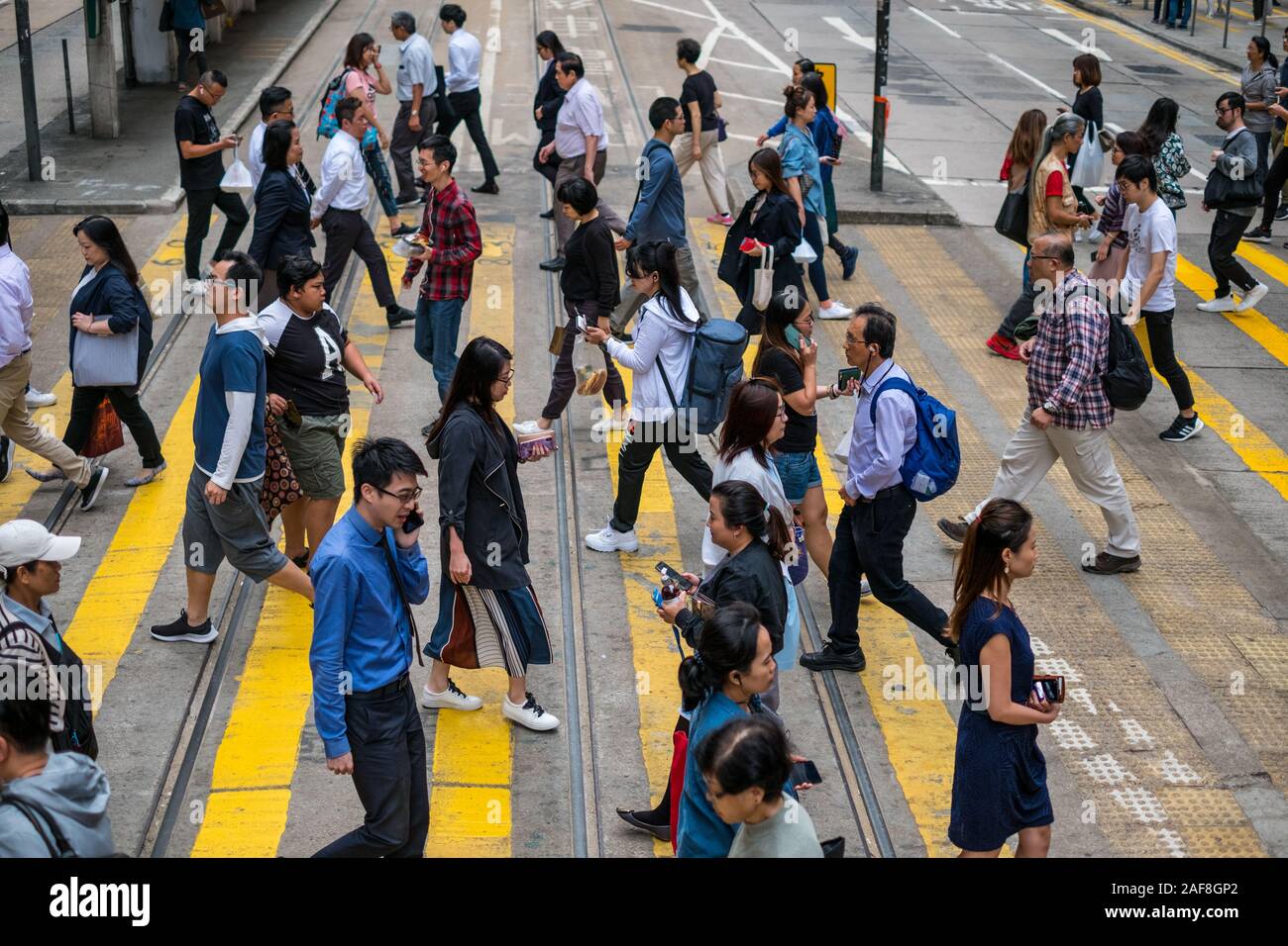 Hong Kong, Chine - Novembre 2019 : Les personnes qui traversent le quartier commerçant de la rue dans la foule de HongKong City Banque D'Images