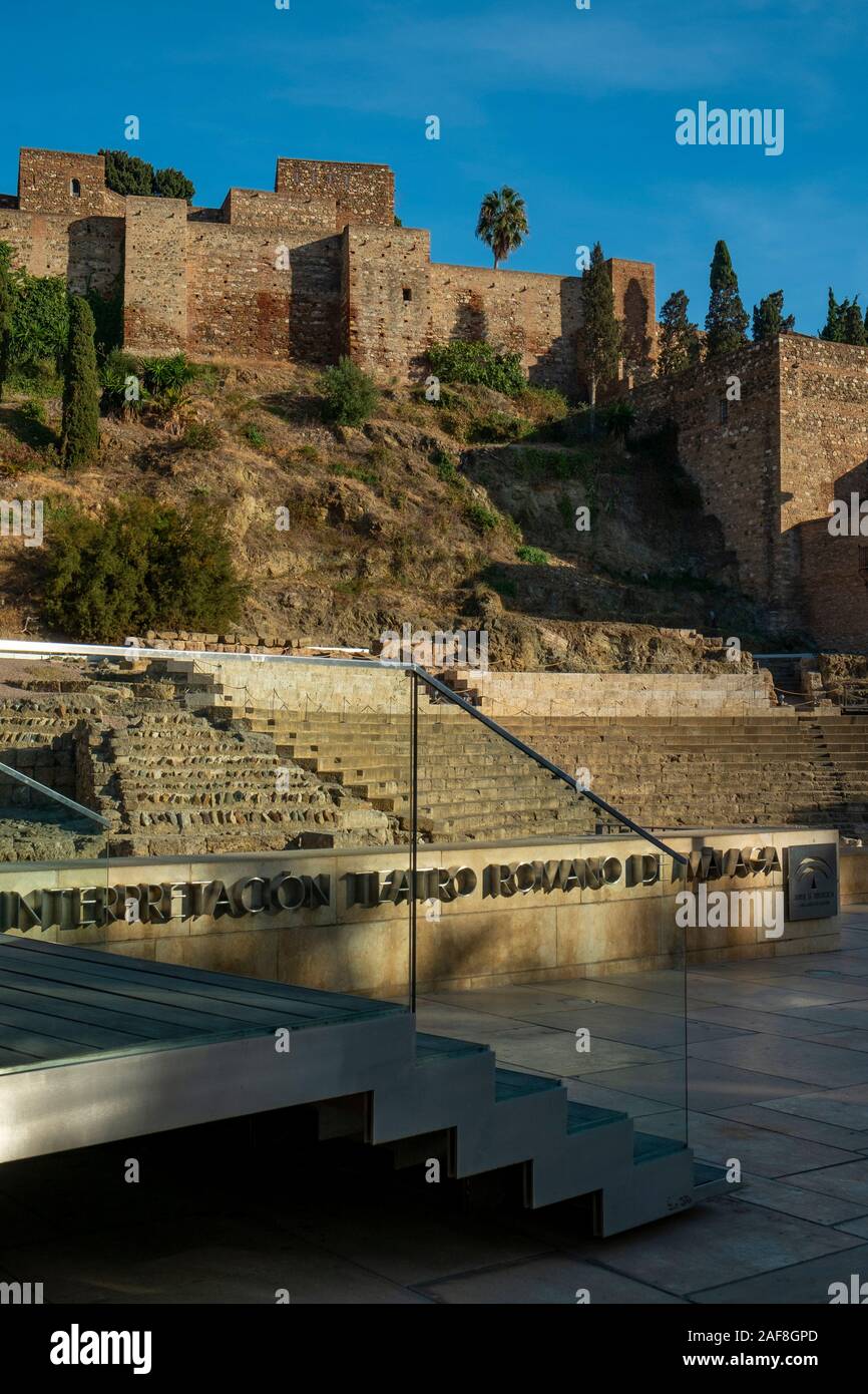 Théâtre romain et l'Alcazaba château. Malaga, Andalousie, Espagne Banque D'Images
