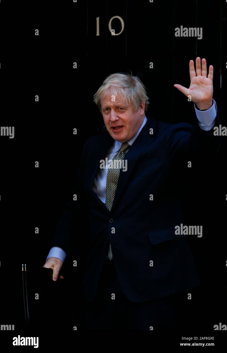 Londres, Royaume-Uni. 13 Décembre, 2019. Le Premier ministre britannique Boris Johnson remonte après avoir parlé à l'extérieur de 10 Downing Street à Londres, Royaume-Uni, le 13 décembre 2019. Le Premier ministre britannique Boris Johnson dirigé au palais de Buckingham vendredi pour une audience avec la reine Elizabeth à la suite de sa victoire à l'élection générale de jeudi. Credit : Han Yan/Xinhua/Alamy Live News Banque D'Images