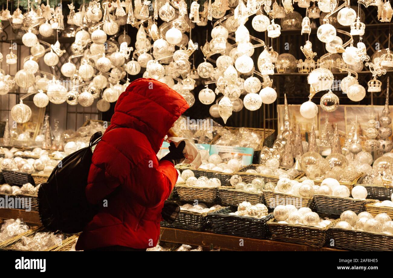 Décorations De Noël Sur Le Marché De Vienne. En Vente Sur La Foire De Noël  En Europe Occidentale, Vienne, Autriche. Boules Dorées, Ampoules, Bulles,  Décorations Et Ornements, Conte De Fées Magique Brillant