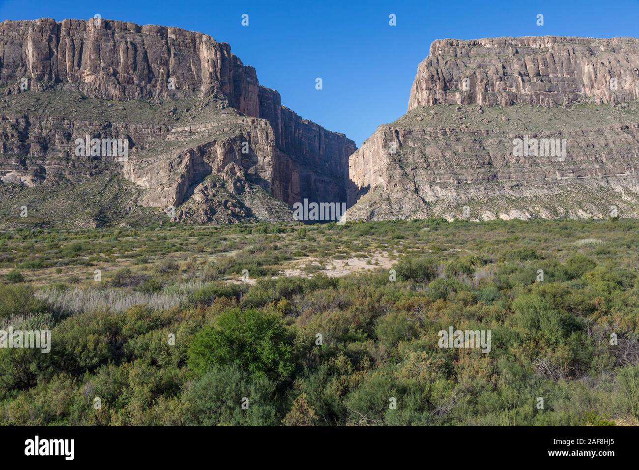 La sortie de Santa Elena Canyon, le parc national Big Bend, Texas. Le Mexique sur la gauche, USA sur la droite. Banque D'Images