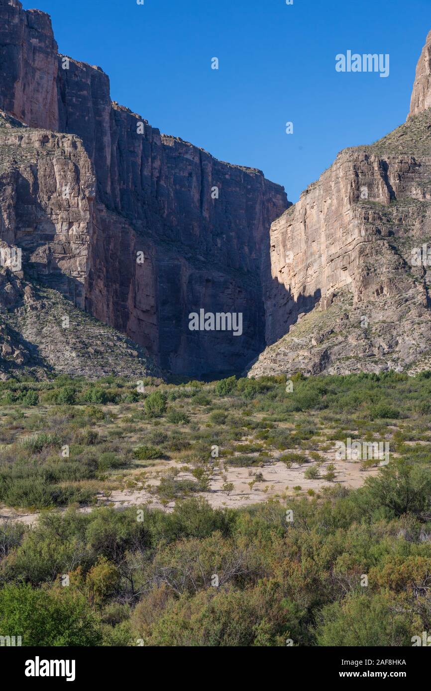 La sortie de Santa Elena Canyon, le parc national Big Bend, Texas. Le Mexique sur la gauche, USA sur la droite. Banque D'Images