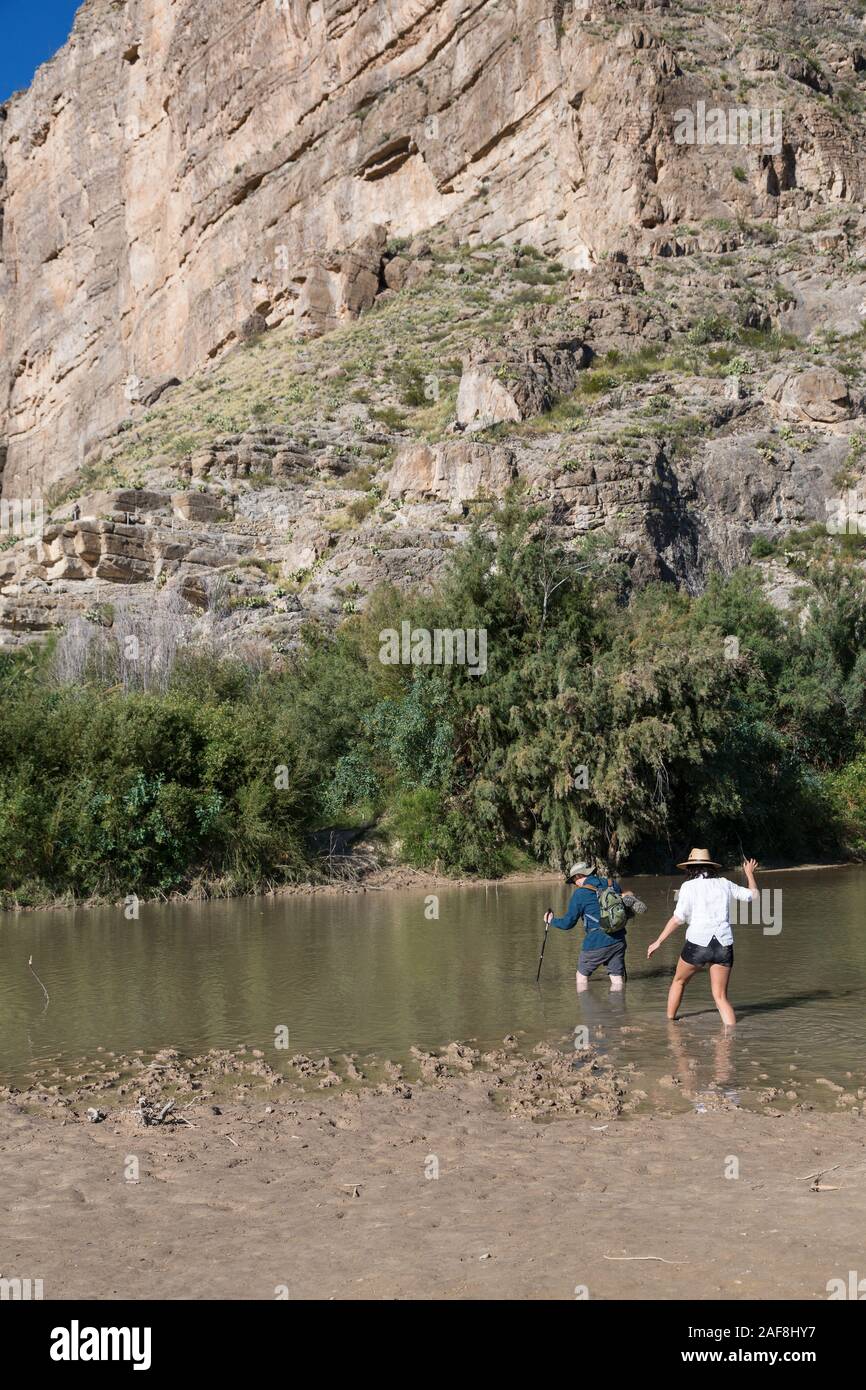 Les randonneurs de passage à Santa Elena Canyon Trail, Big Bend National Park, Texas. Banque D'Images