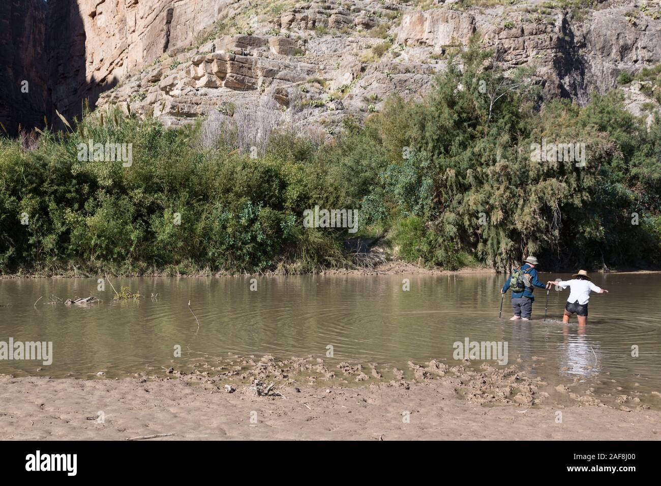Les randonneurs de passage à Santa Elena Canyon Trail, Big Bend National Park, Texas. Banque D'Images