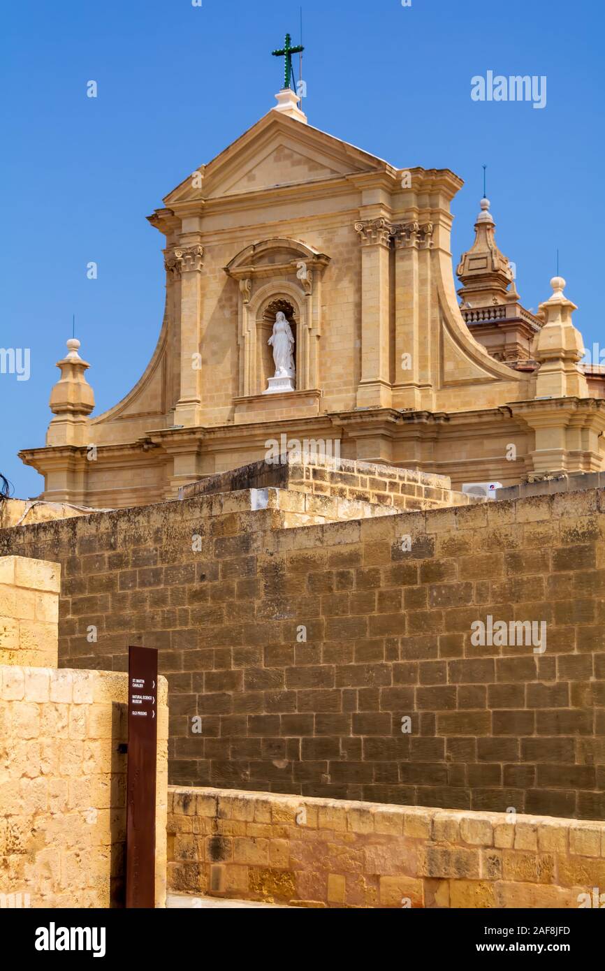 Façade de la cathédrale de l'assomption derrière des murs massifs de la Cittadella de Victoria à Gozo, Malte Banque D'Images