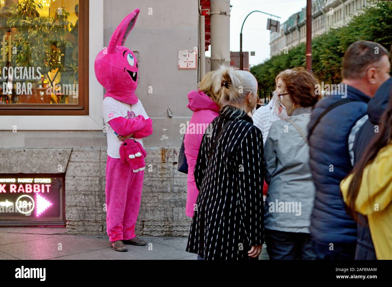 Saint-pétersbourg.Russie..septembre 14,2019.Le travail des agents de publicité.en costumes de personnages animés.inviter des acheteurs dans les magasins. Banque D'Images