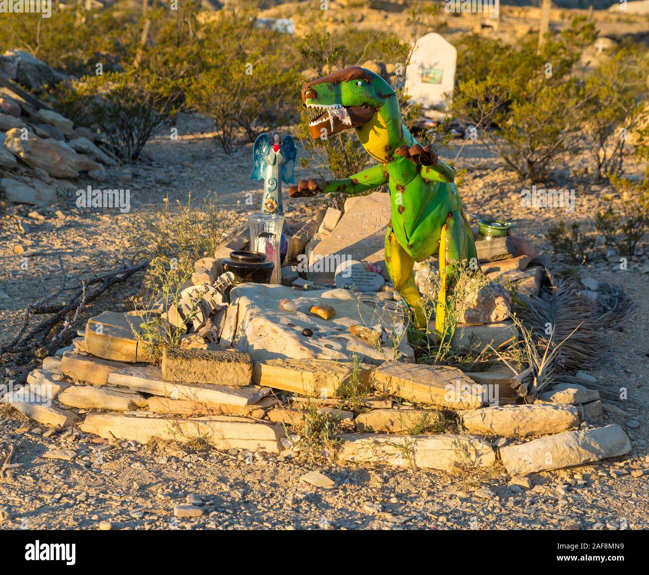 Terlingua, Texas. Dinosaure sculptées de ferrailles décore d'une tombe de Terlingua cimetière. Cemetery dates du début des années 1900, encore en usage. Banque D'Images