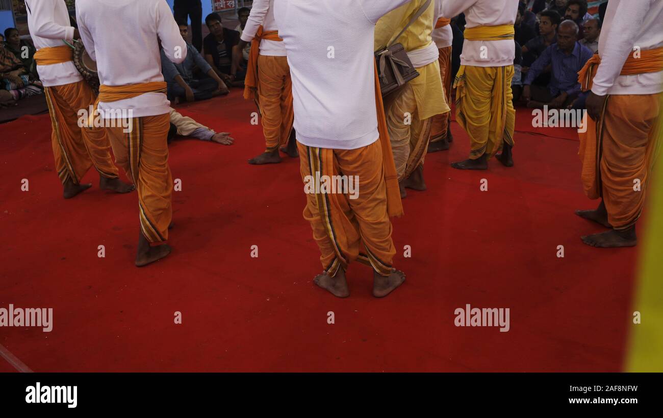 Dhaka, Bangladesh. 13 Décembre, 2019. Les dévots hindous effectuer kirtan (religion performance arts) au cours d'un festival annuel à un temple à Dhaka. Credit : MD Mehedi Hasan/ZUMA/Alamy Fil Live News Banque D'Images