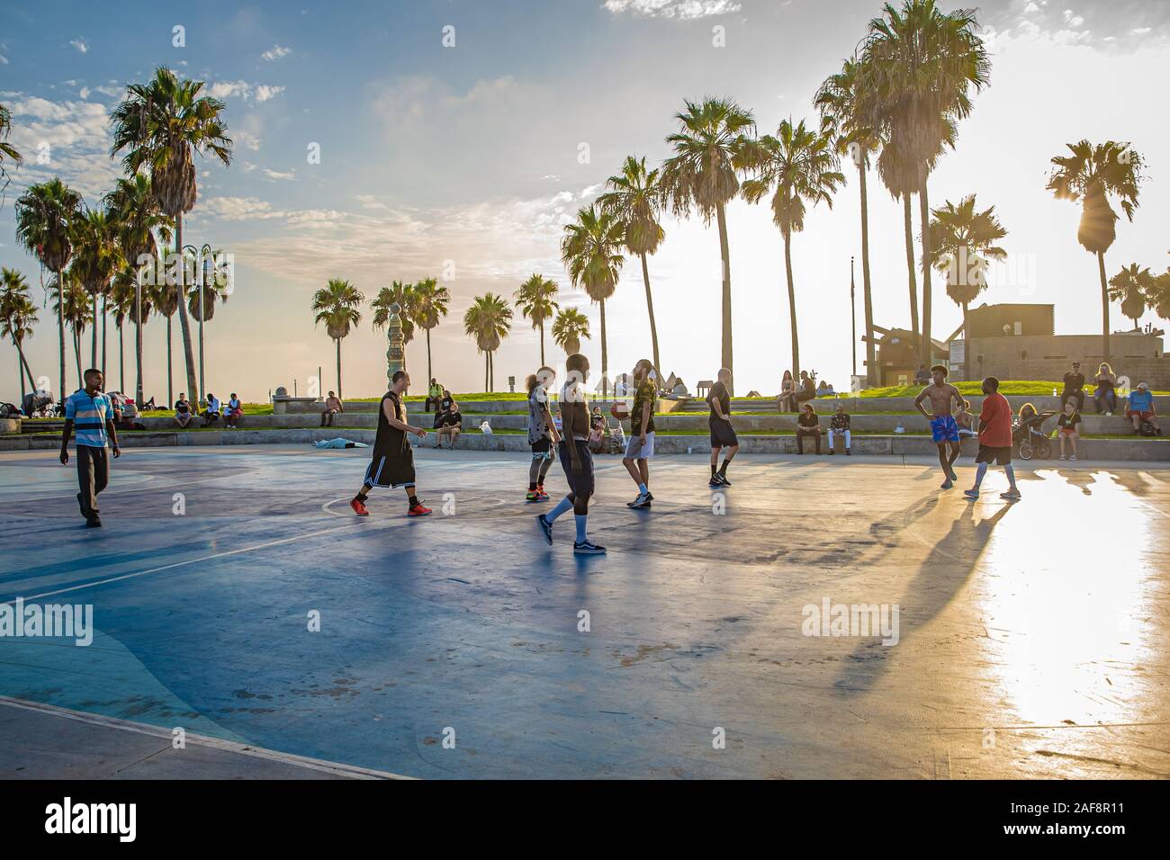LOS ANGELES - septembre 3, 2019 : les hommes jouant au basket-ball sur une cour à Muscle Beach Banque D'Images