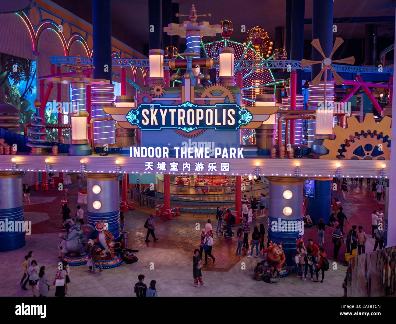 , La Malaisie Genting - Novembre 2019 : jeu intérieur theme park long shot les gens à l'intérieur coloré Banque D'Images