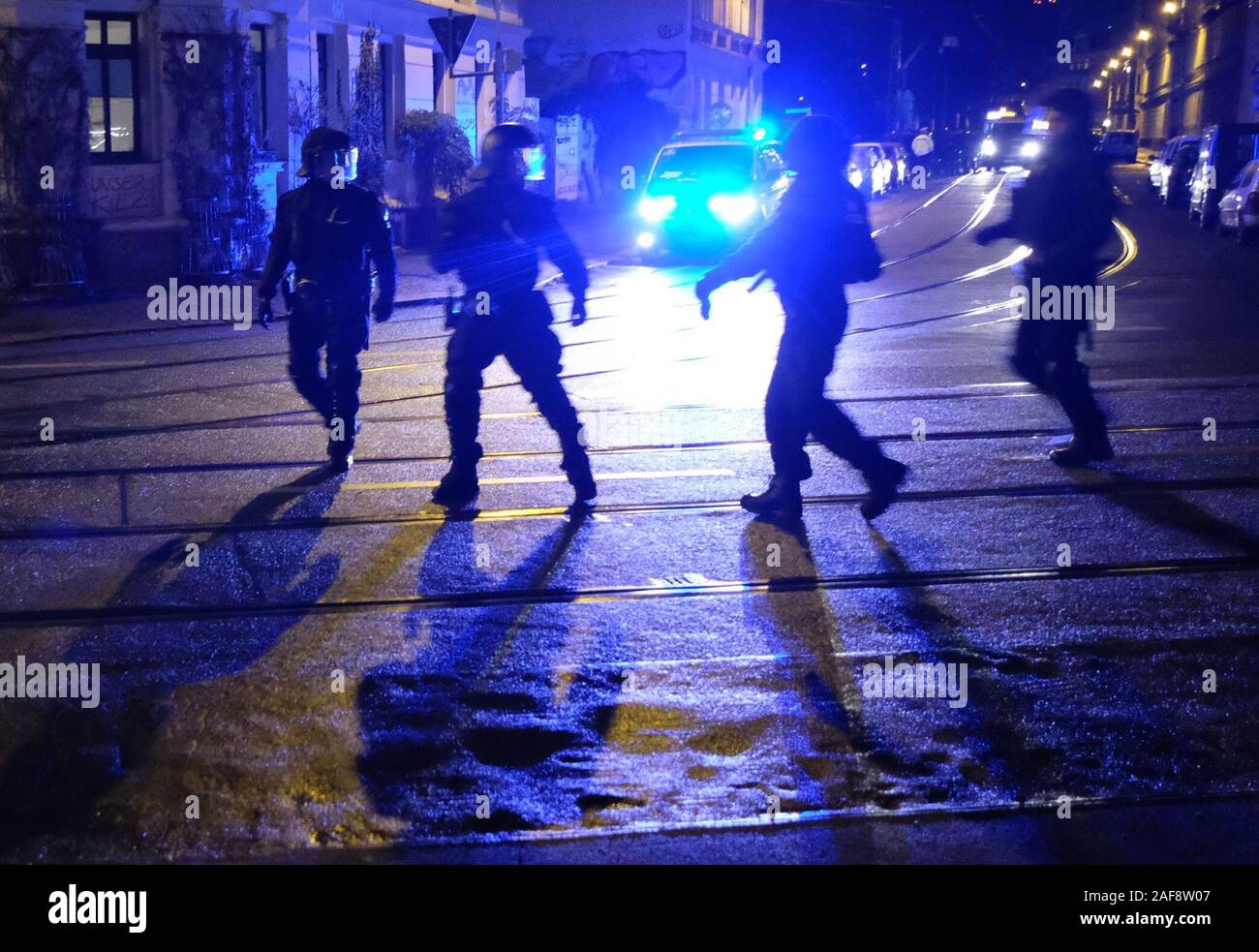 Leipzig, Allemagne. 13 Décembre, 2019. La police est marchant dans une rue de Connewitz. Plusieurs centaines de participants y ont protesté avec une démonstration sous la devise : 'contre les flics, l'embourgeoisement et le fascisme - pour les quartiers solidaires'. Credit : Sebastian Willnow/dpa-Zentralbild/dpa/Alamy Live News Banque D'Images