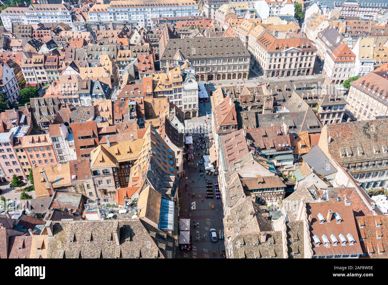 Vue aérienne sur la ville la vieille ville avec de belles toitures à Strasbourg, ville France Banque D'Images