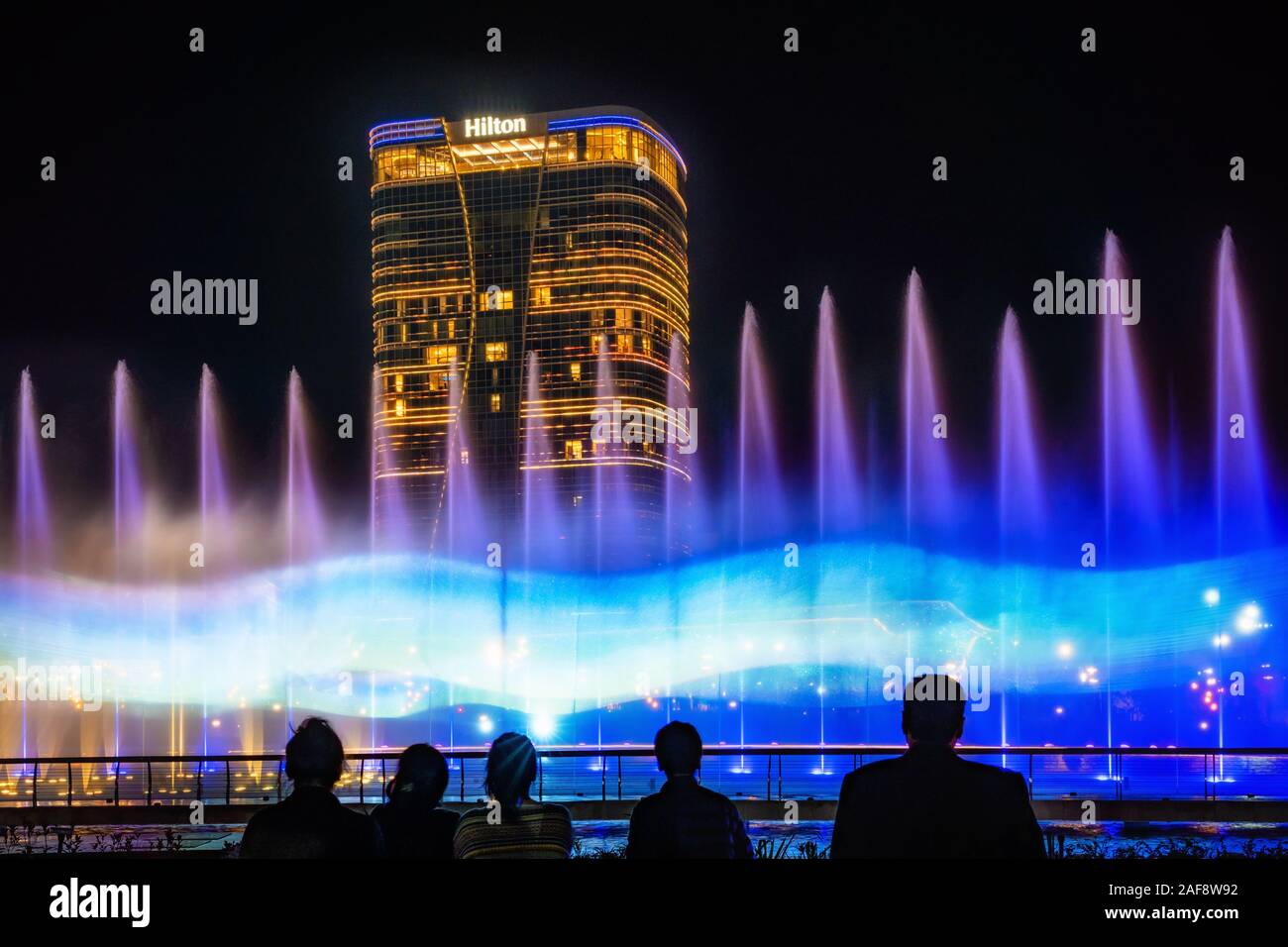 Tachkent, Ouzbékistan - 30 octobre, 2019 : regarder les gens danser fontaine illuminée la nuit dans la ville de Tachkent nouveau Park Banque D'Images