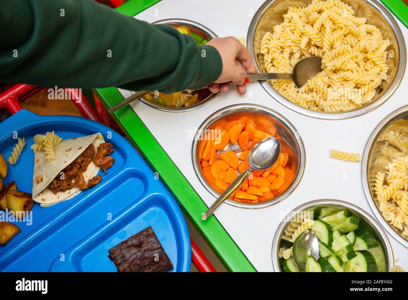Le bac de l'école le déjeuner ou dîner dans une école primaire au Royaume-Uni Banque D'Images