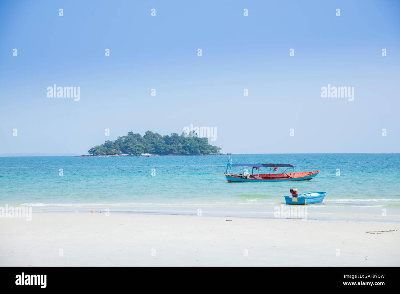 Bateaux en bois sur une plage de l'île de Koh Rong, Sihanoukville, Cambodge Banque D'Images