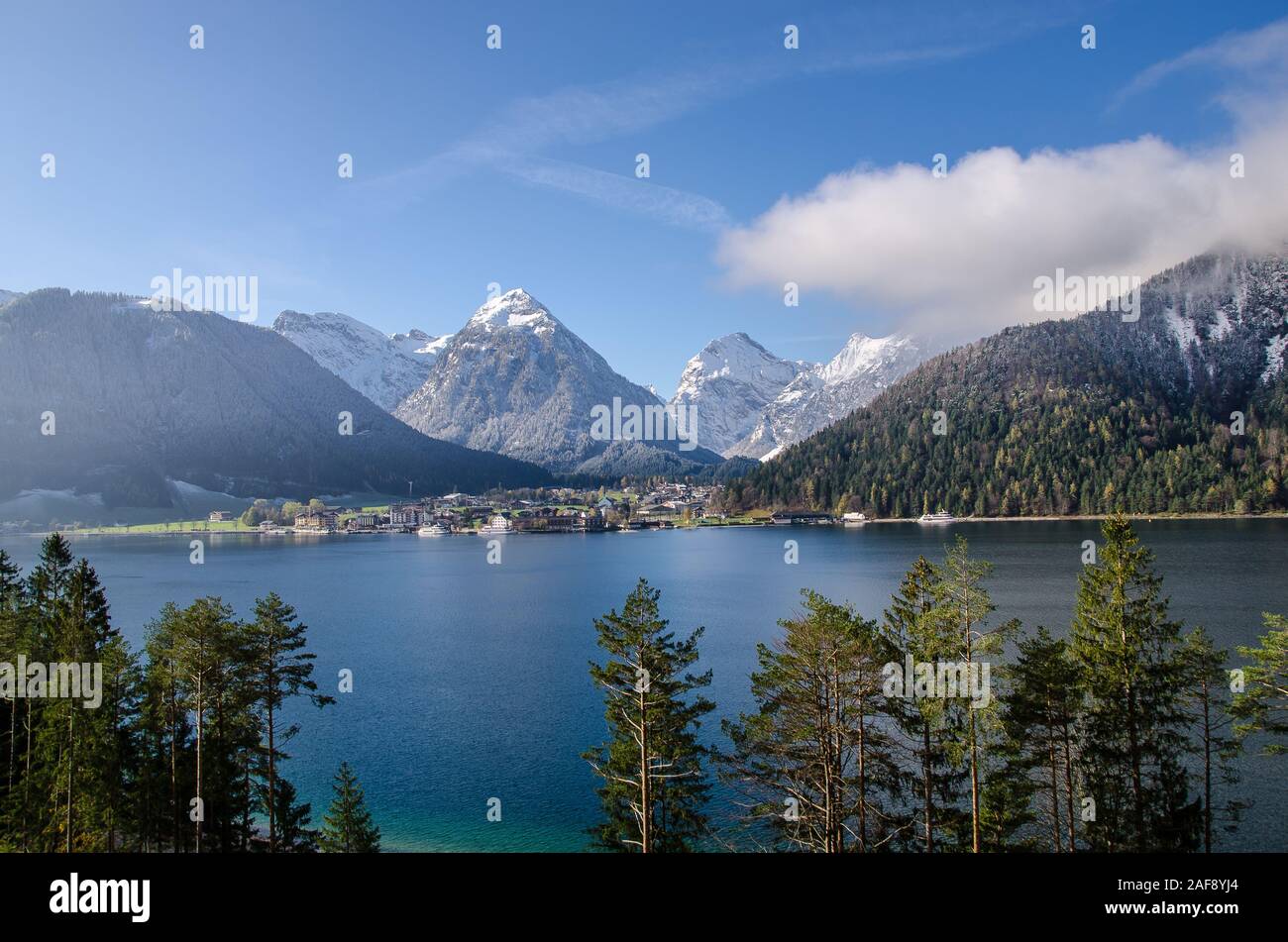 Montagnes avec une touche de style maritime. Quelle que soit la saison, la région de vacances autour d'Achensee propose un large éventail d'attractions. Banque D'Images