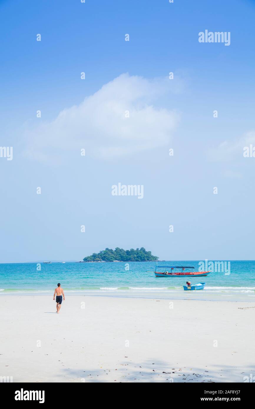 Un jeune voyageur sur une plage de l'île de Koh Rong, Sihanoukville, Cambodge Banque D'Images