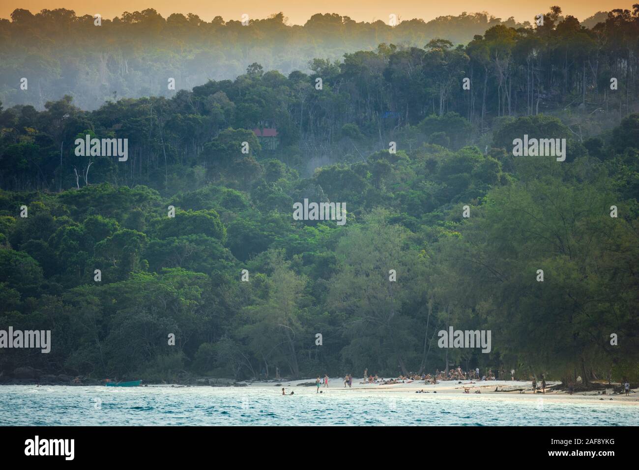 Une plage et une forêt tropicale sur l'île de Koh Rong, Sihanoukville, Cambodge Banque D'Images