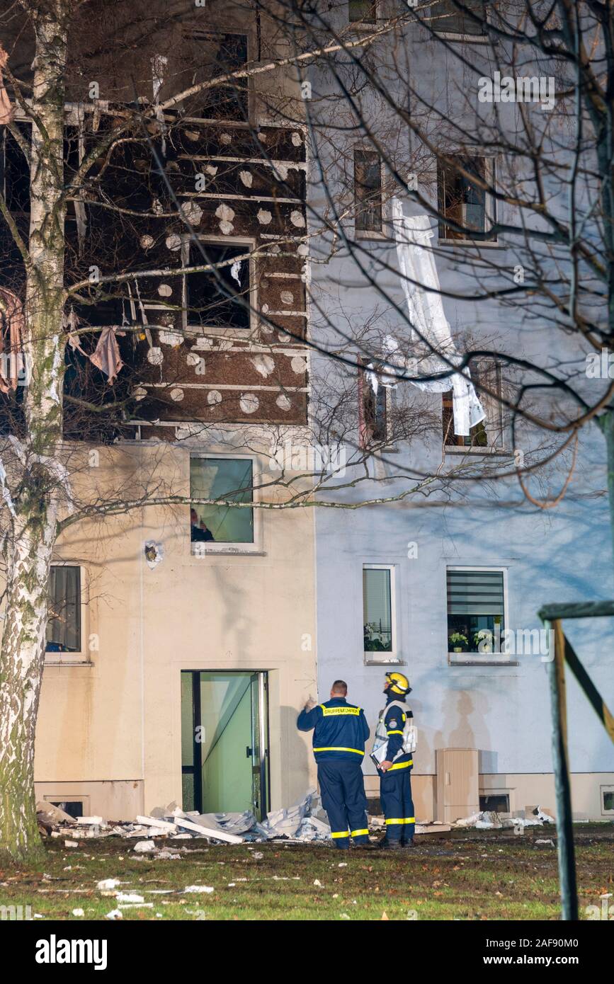 Blankenburg, Allemagne. 13 Décembre, 2019. Le soir de l'explosion, aides de l'Agence d'aide technique sont debout dans un immeuble dans Blankenburg dans les montagnes du Harz sur la scène de l'accident. Au cours de la nuit, THW veut appuyer les plafonds des appartements dotés d'un système de faisceau. Selon le responsable de l'association de logement, les résidents ne seront pas en mesure de retourner dans leurs appartements jusqu'en janvier au plus tôt. A 78 ans, l'homme est mort dans l'explosion, et plusieurs personnes ont été blessées, certaines grièvement. Credit : Mattis Kaminer/Alamy Live News Banque D'Images