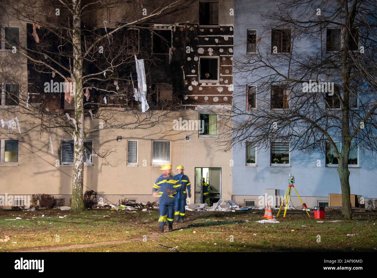 Blankenburg, Allemagne. 13 Décembre, 2019. Le soir de l'explosion, aides de l'Agence d'aide technique sont debout dans un immeuble dans Blankenburg dans les montagnes du Harz sur la scène de l'accident. Au cours de la nuit, THW veut appuyer les plafonds des appartements dotés d'un système de faisceau. Selon le responsable de l'association de logement, les résidents ne seront pas en mesure de retourner dans leurs appartements jusqu'en janvier au plus tôt. A 78 ans, l'homme est mort dans l'explosion, et plusieurs personnes ont été blessées, certaines grièvement. Credit : Mattis Kaminer/Alamy Live News Banque D'Images