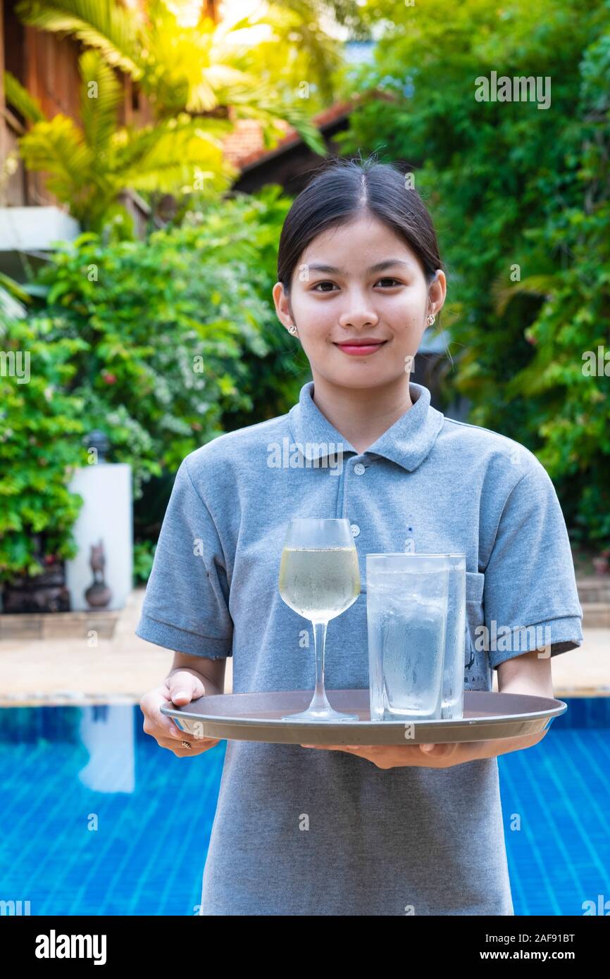 Cambodge. Une serveuse portant un plateau Banque D'Images