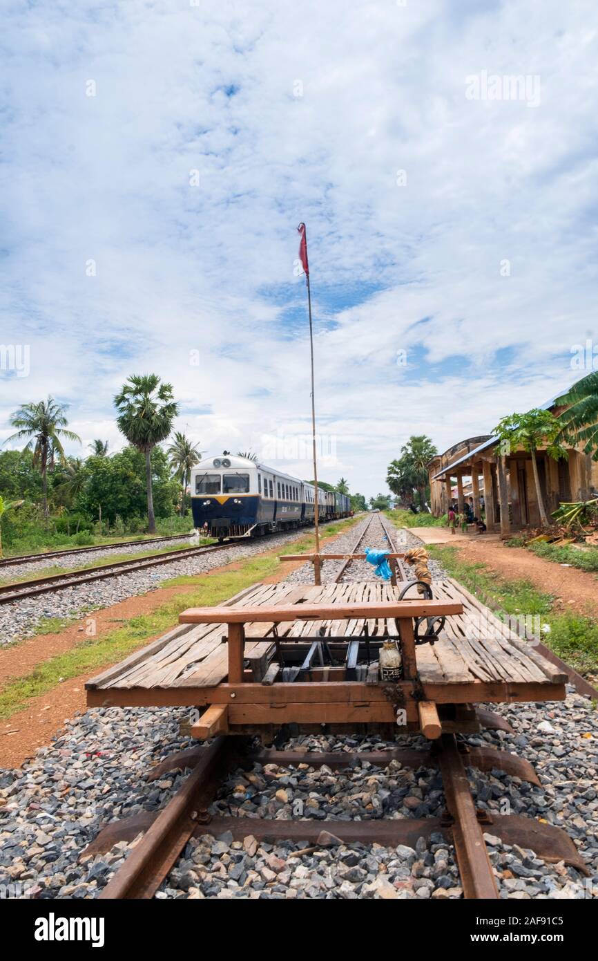 Le nouveau train de bambou Battambang ouvert, utilisé par les Khmers Rouges cambodgiens après les guerres et maintenant une attraction touristique Banque D'Images