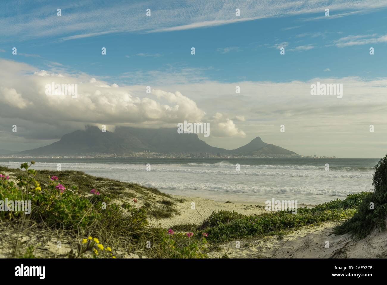 Cape Town, Afrique du Sud (vue de Bloubergstrand avec Table Mountain) Banque D'Images