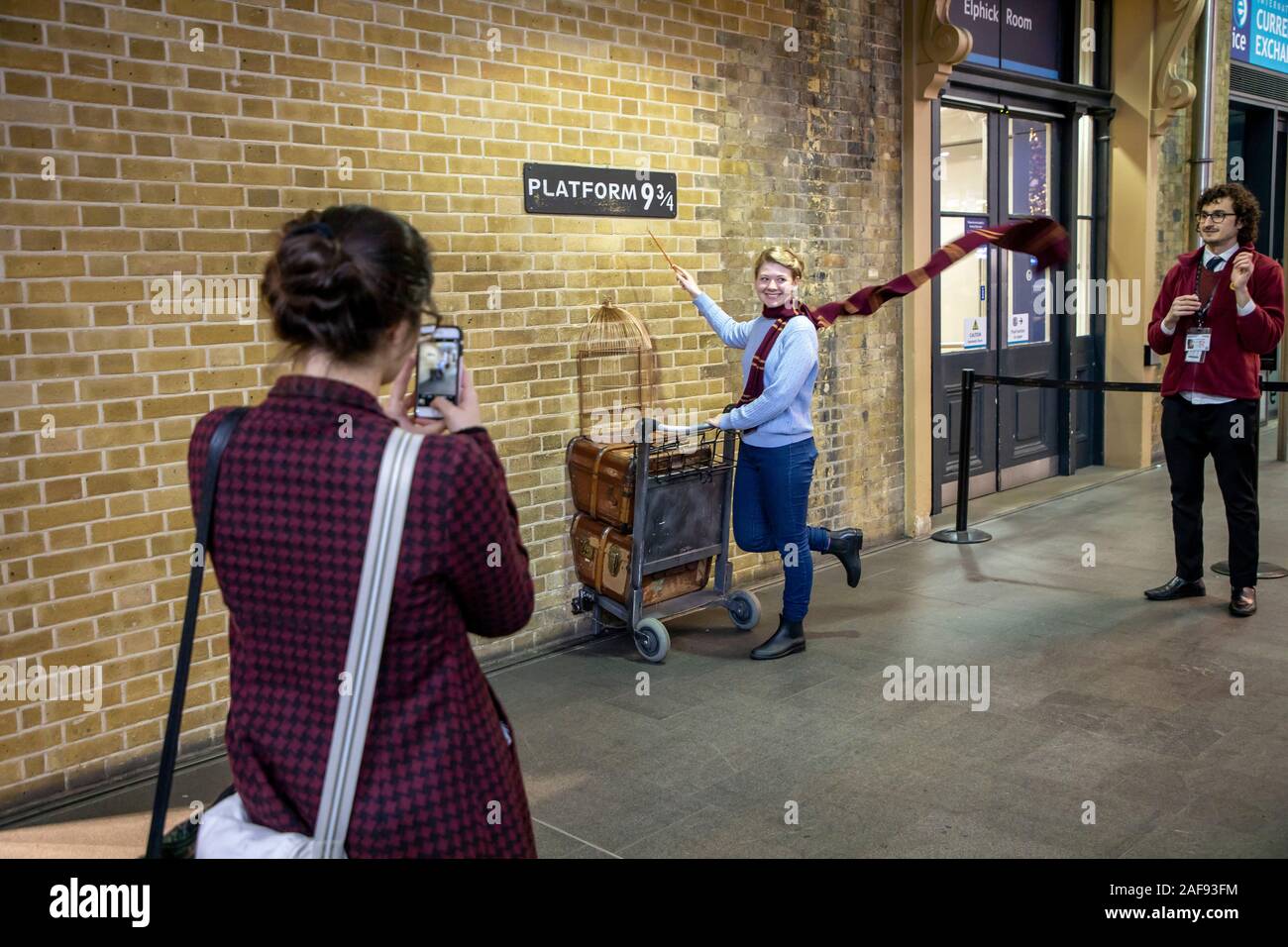 Gare la gare de Kings Cross Station, Hall, Londres, Grande-Bretagne, la plate-forme 9 3/4, l'emplacement du premier film de Harry Potter, Banque D'Images