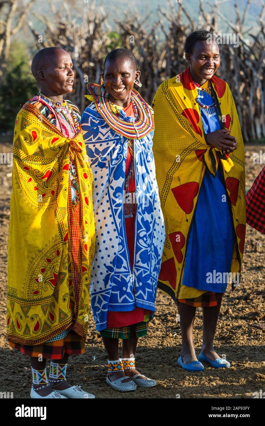 La Tanzanie. Village massaï de Ololosokwan, Nord de Serengeti. Les villageois les femmes portant des vêtements traditionnels. Banque D'Images