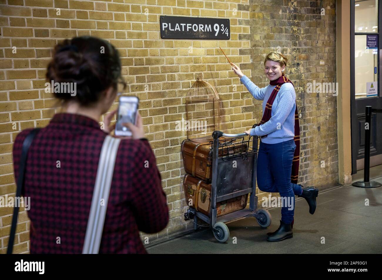 Gare la gare de Kings Cross Station, Hall, Londres, Grande-Bretagne, la plate-forme 9 3/4, l'emplacement du premier film de Harry Potter, Banque D'Images