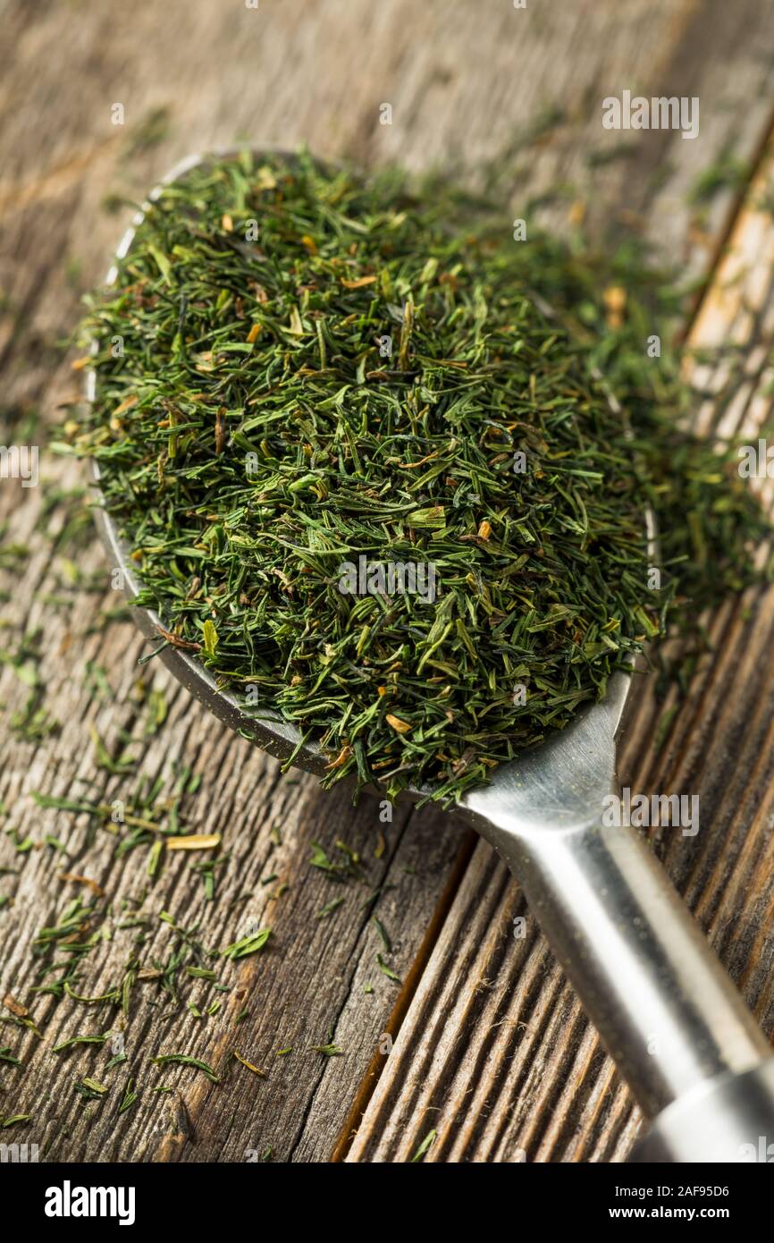 Vert à l'aneth séché biologique d'épices dans un bol Photo Stock - Alamy