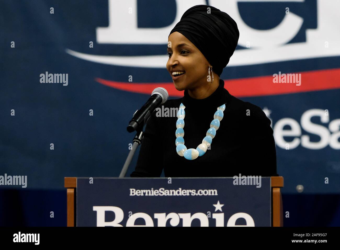 Membre du Congrès du Minnesota Ilhan Omar campagnes avec sénateur du Vermont et candidate présidentielle Bernie Sanders à Southern New Hampshire University à Manchester. Banque D'Images