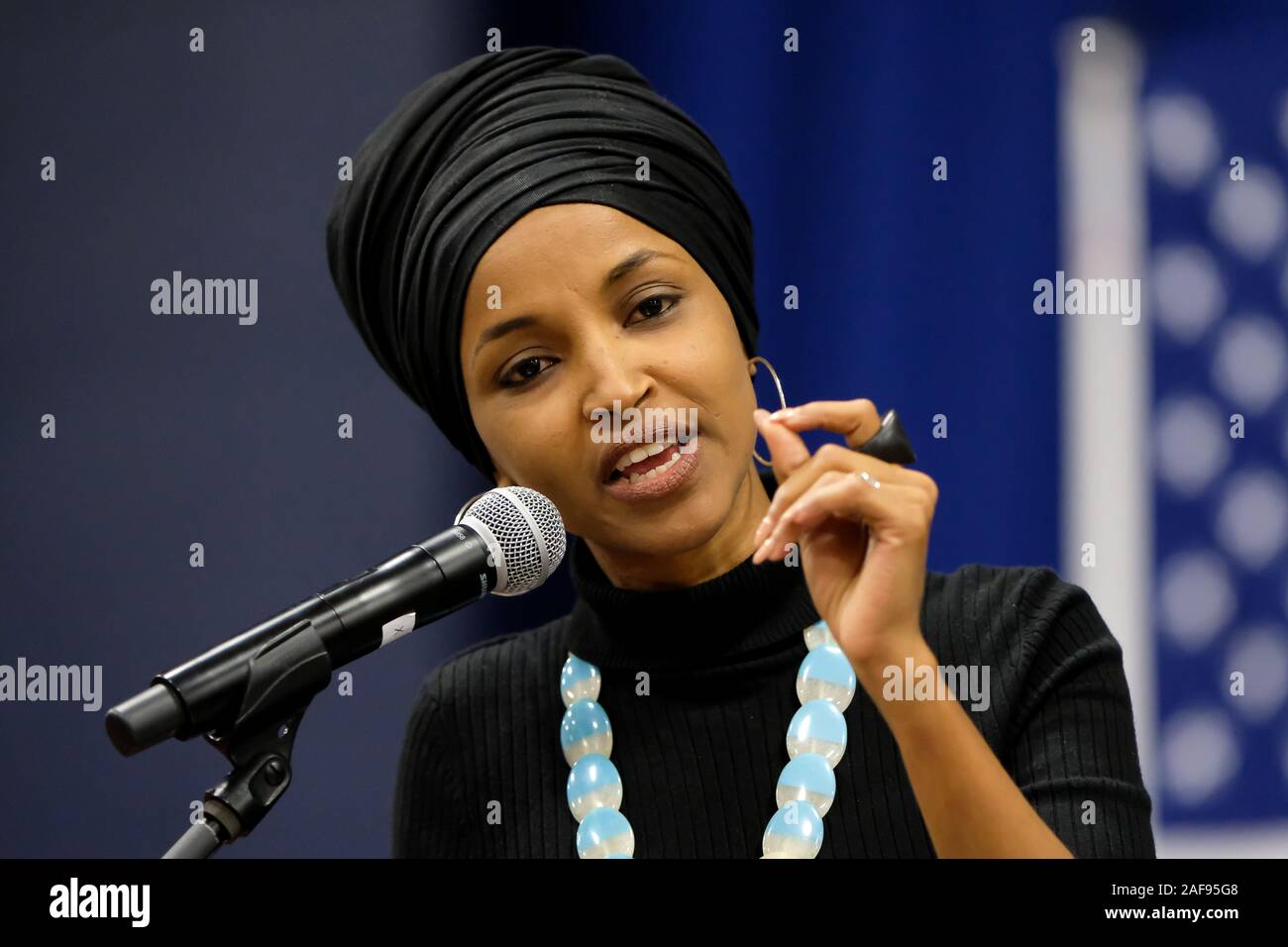 Membre du Congrès du Minnesota Ilhan Omar campagnes avec sénateur du Vermont et candidate présidentielle Bernie Sanders à Southern New Hampshire University à Manchester. Banque D'Images