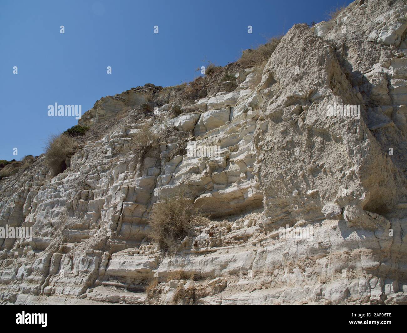 Vue de la côte de la station balnéaire de Pissouri, Chypre, Mer Méditerranée Banque D'Images