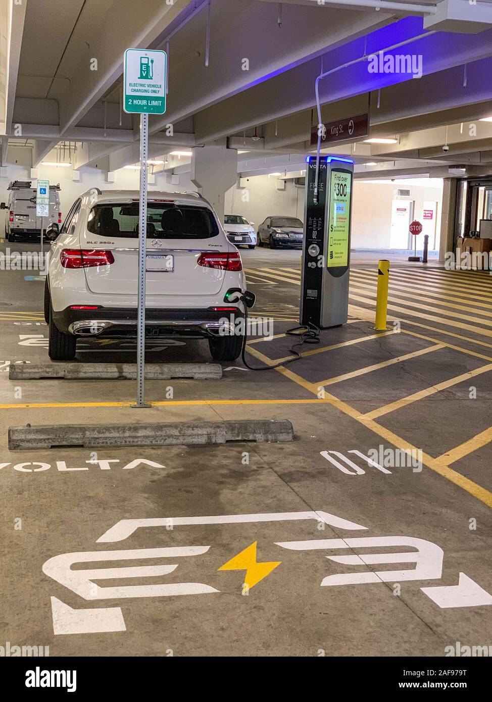 La charge de la batterie du véhicule électrique en magasin d'un garage de stationnement. Alexandria, Virginia, USA. Banque D'Images