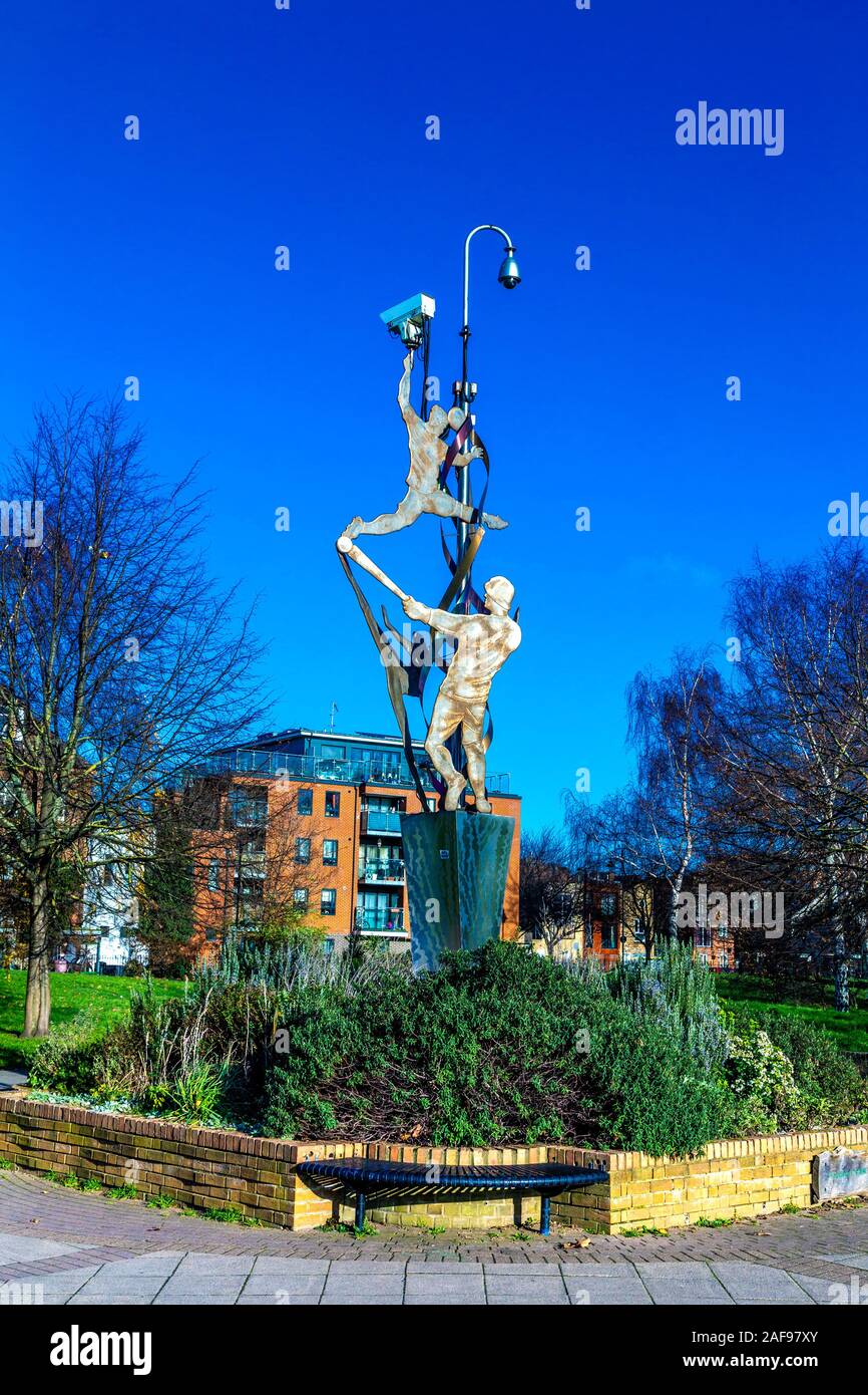 Tissage 'Identités' sculpture par l'artiste Peter Dunn dans les champs des tisserands, des figures humaines tenant une caméra de surveillance, East London, UK Banque D'Images