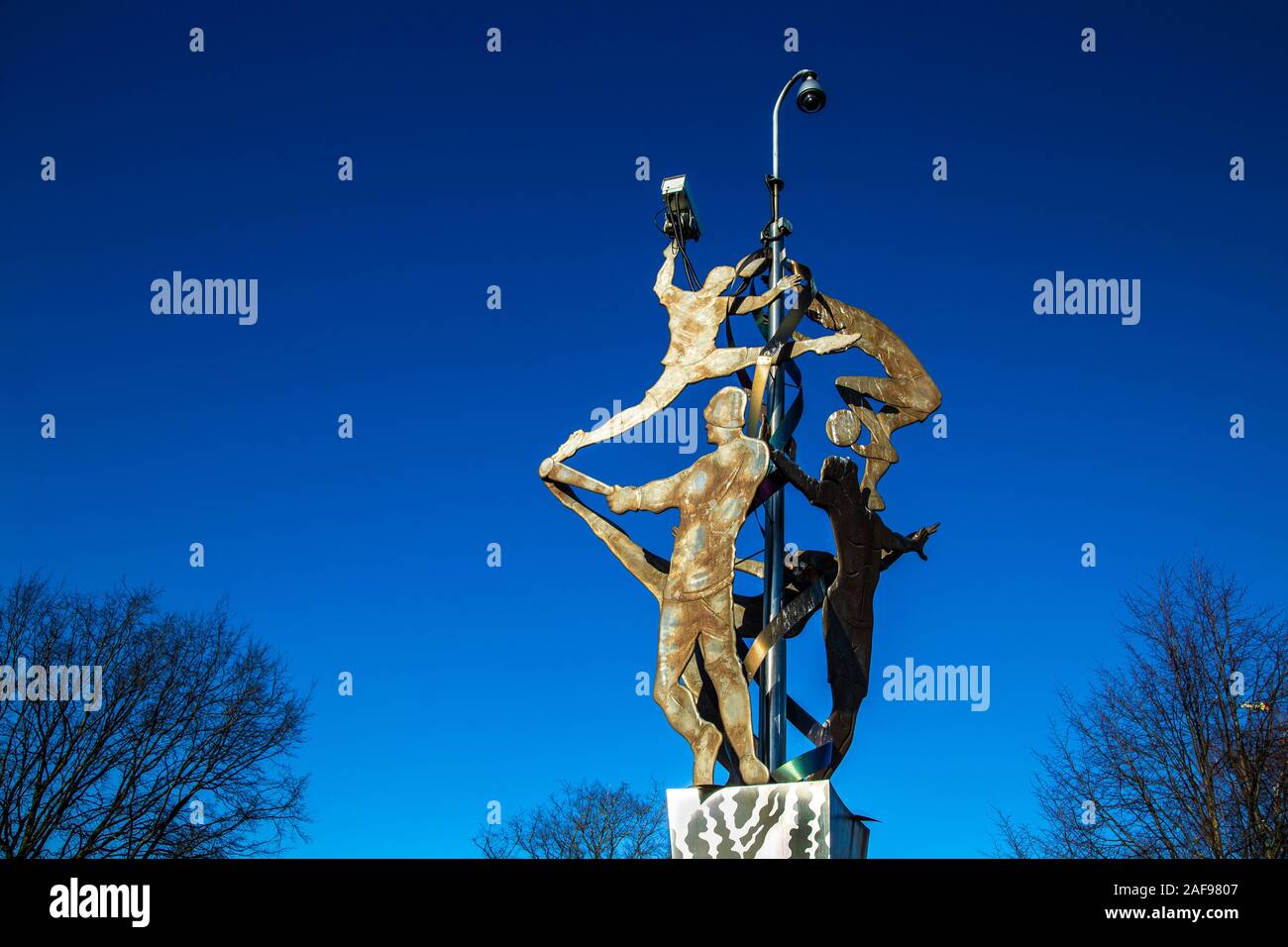 Tissage 'Identités' sculpture par l'artiste Peter Dunn dans les champs des tisserands, des figures humaines tenant une caméra de surveillance, East London, UK Banque D'Images