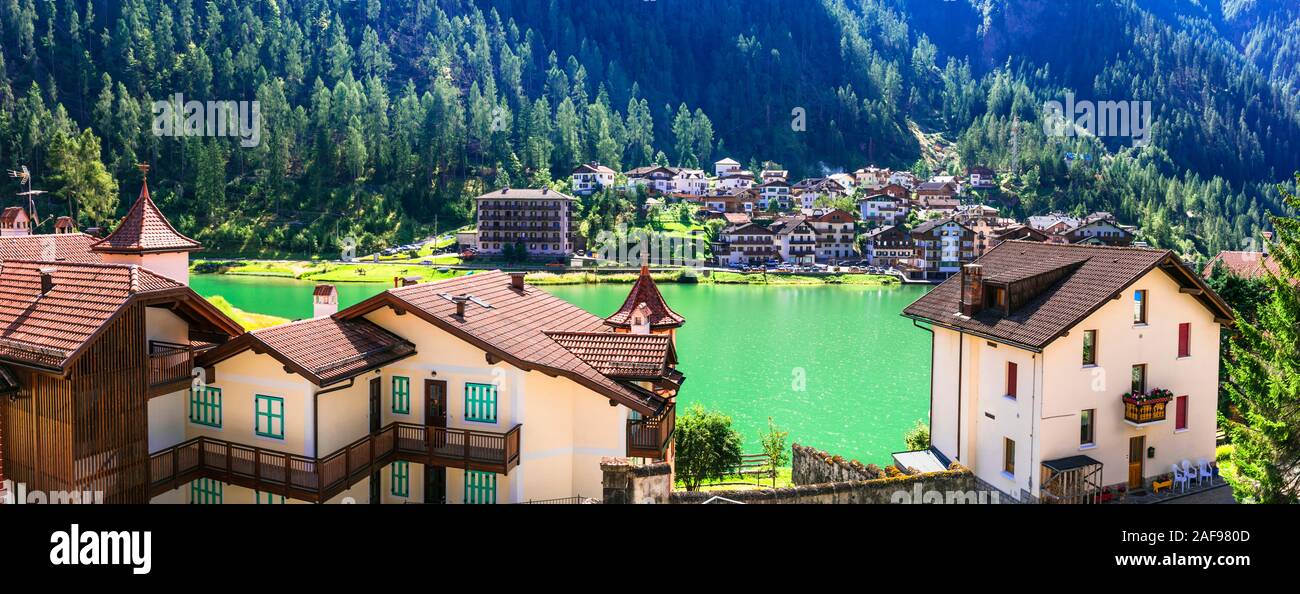 Village et lac Alleghe impressionnant,Veneto,Italie. Banque D'Images