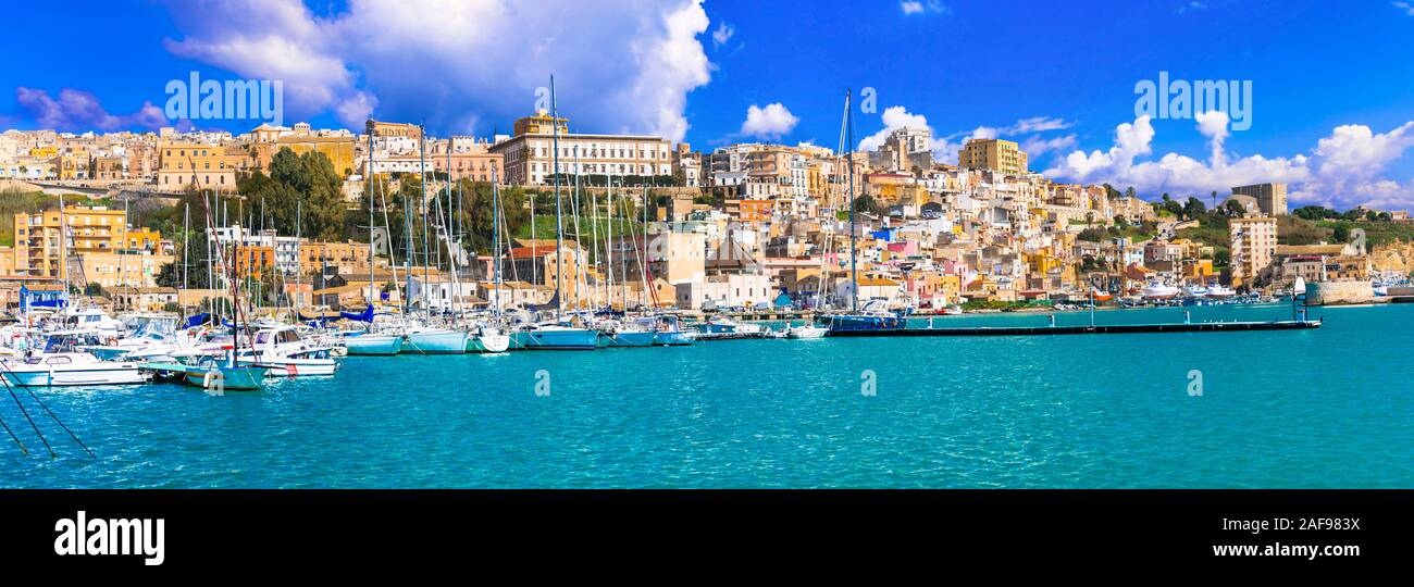 Belle vue sur la ville de Sciacca, aux maisons colorées et mer,Sicile,Italie. Banque D'Images