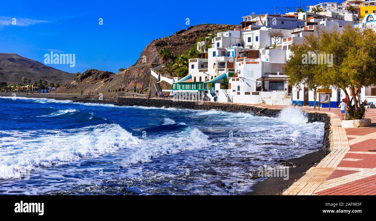 Beau village de Las Playitas,voir avec des maisons traditionnelles, la mer et les montagnes, l'île de Fuerteventura, Espagne. Banque D'Images