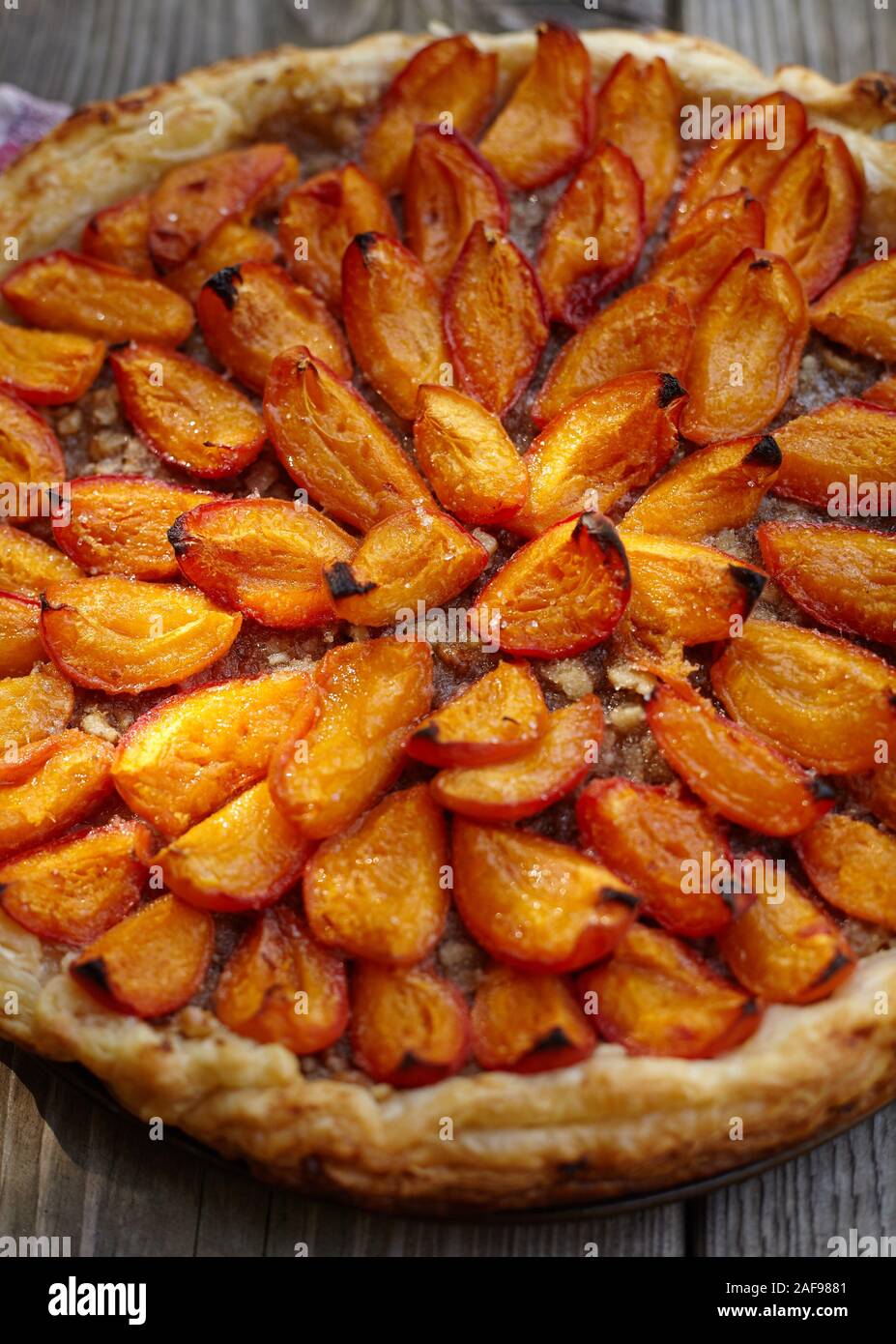 Delicieux Gateau Aux Amandes D Abricots Sur La Pate Feuilletee Photo Stock Alamy