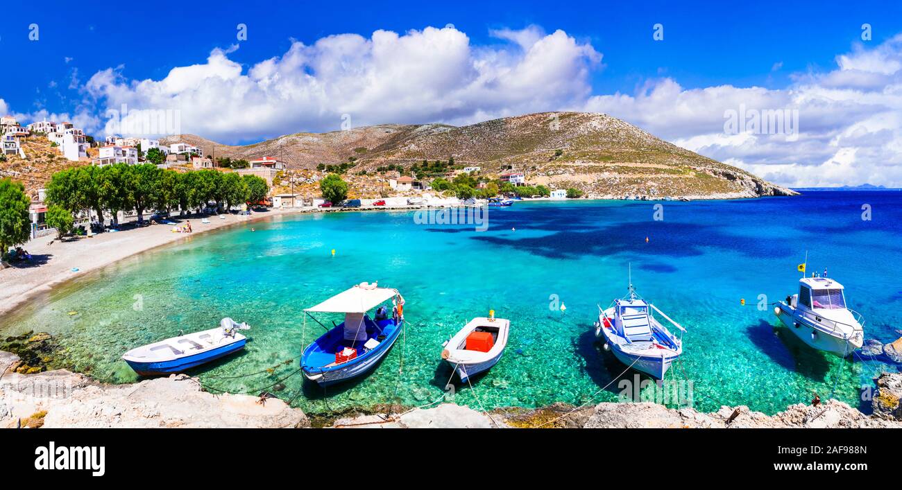 Belle plage Vlichadia avec vue mer,turquoise,bateaux de pêche et les montagnes, l'île de Kalymnos, Grèce. Banque D'Images