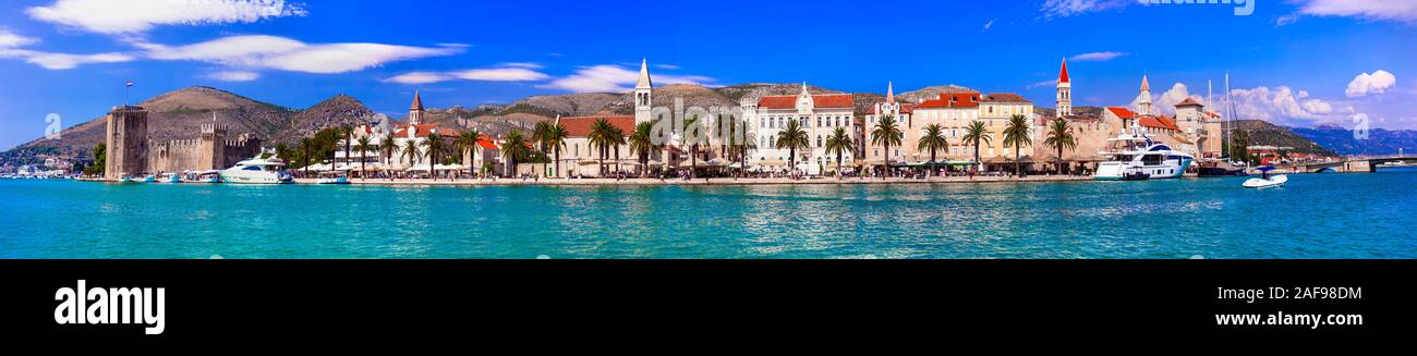 Belle vue sur la vieille ville de Trogir, avec des maisons traditionnelles, la mer et la forteresse,Dalmatie,Croatie. Banque D'Images