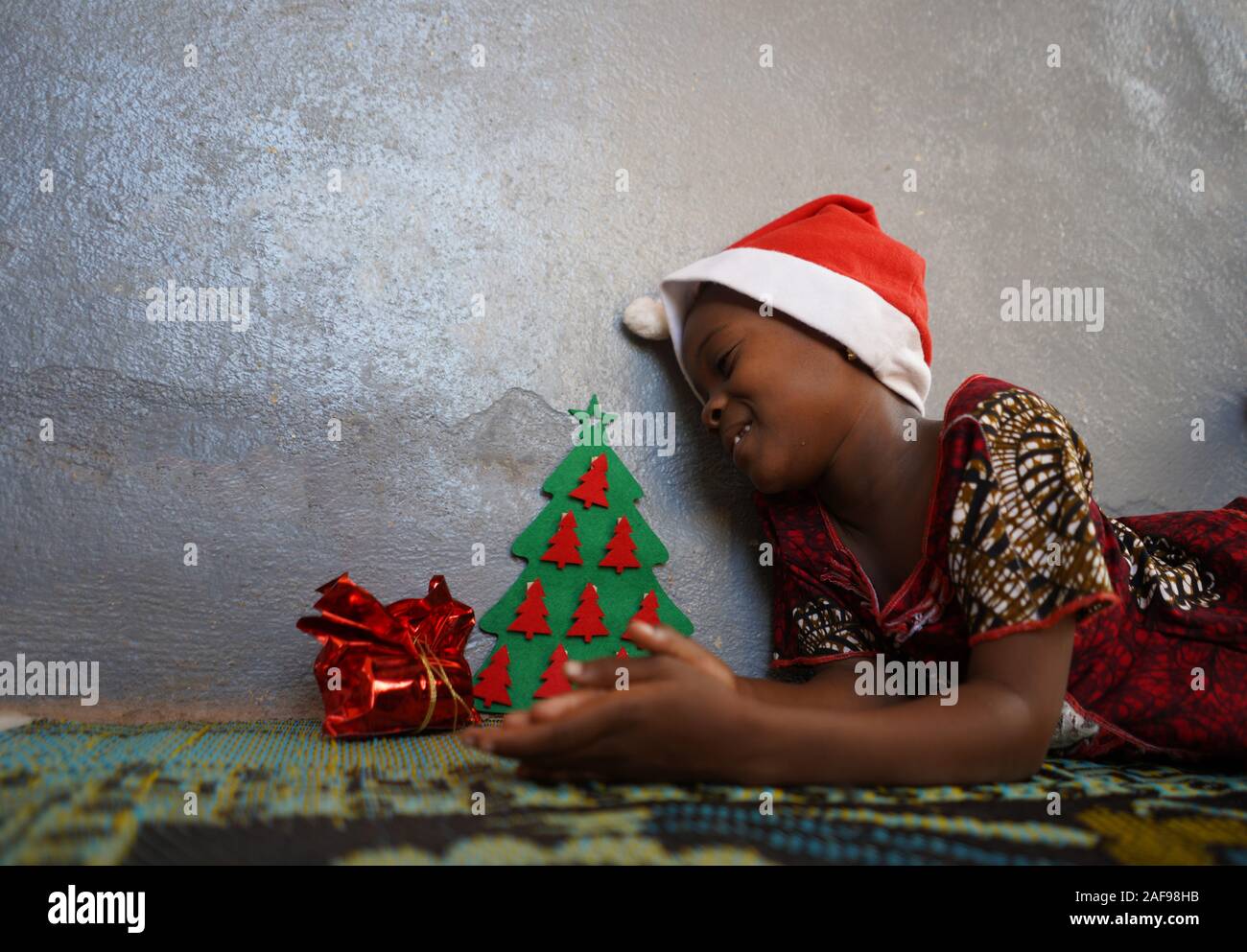 Cute Girl de Noël Arbre de Noël avec l'arrière-plan et présent Banque D'Images