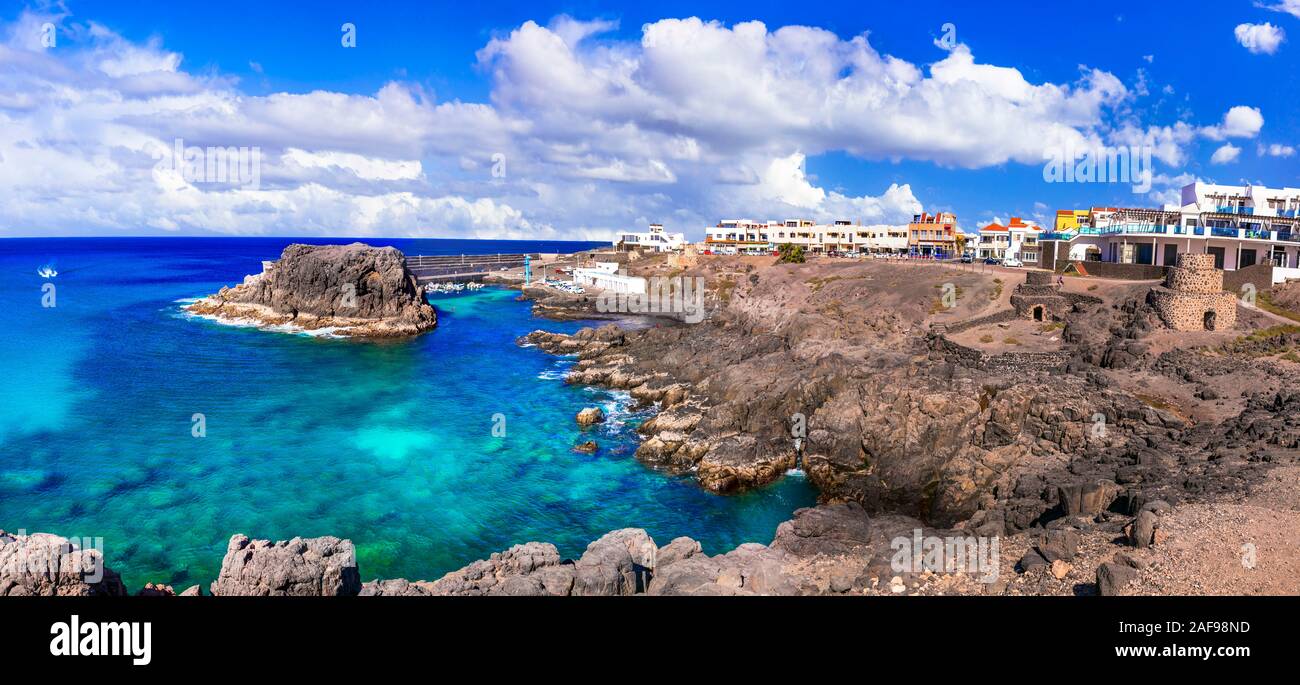 Belle vue village El Cotillo,maisons,avec rochers et mer,l'île de Fuerteventura, Espagne. Banque D'Images