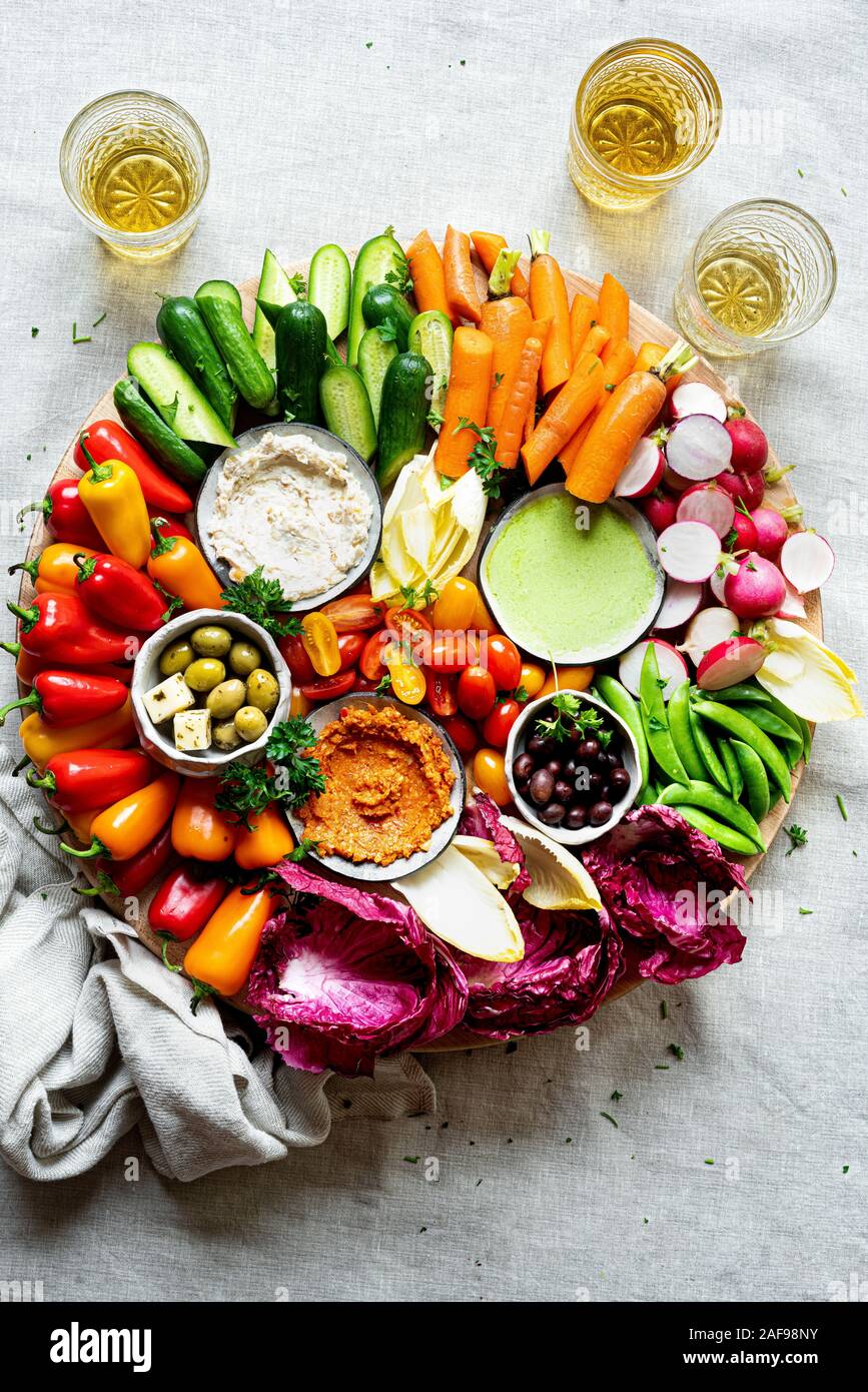 Un assortiment de matières premières végétales apéritif Assiette avec trois  trempettes Photo Stock - Alamy