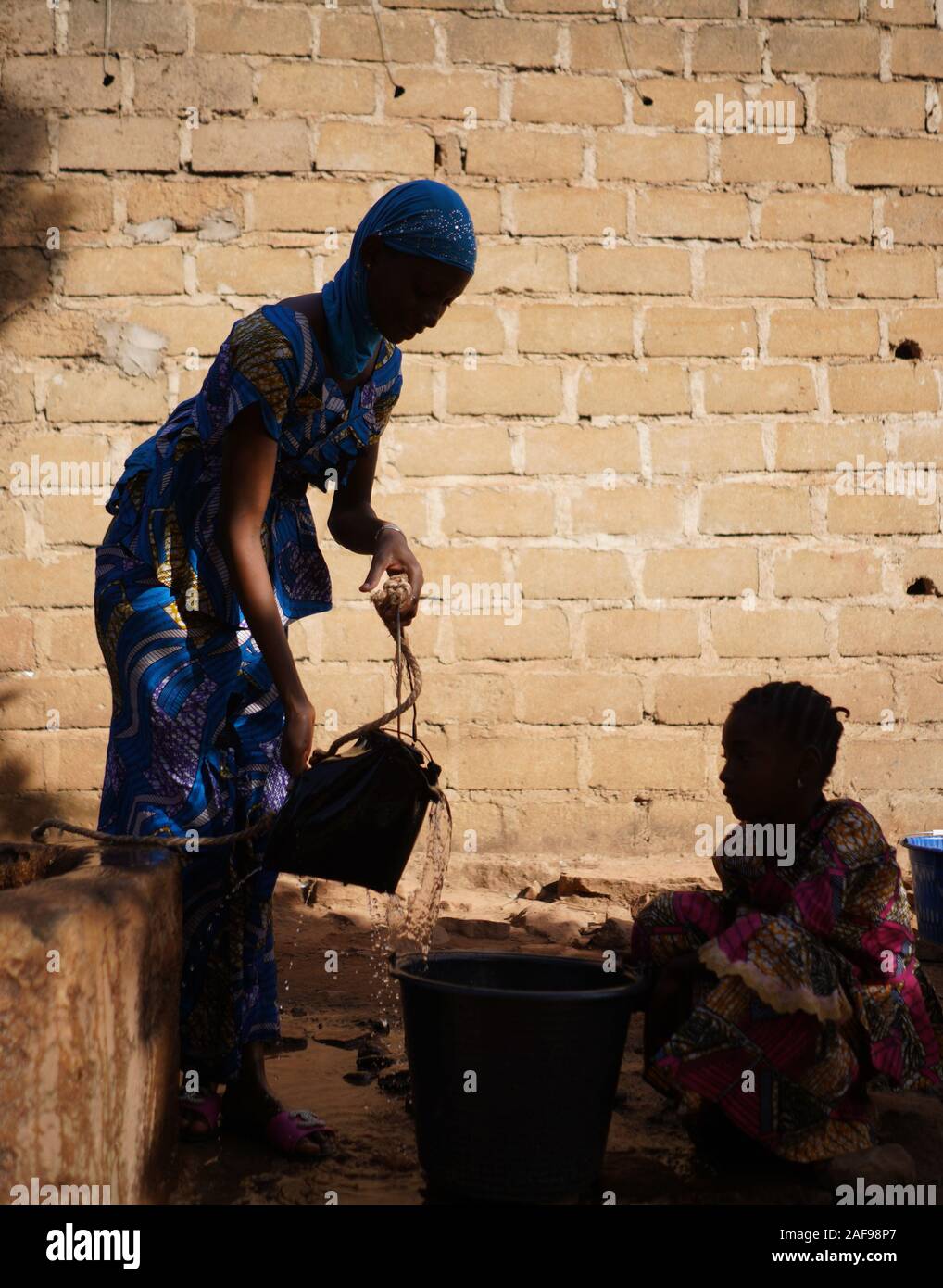 Candide Vertical Photo de filles africaines malienne la collecte de l'eau Banque D'Images