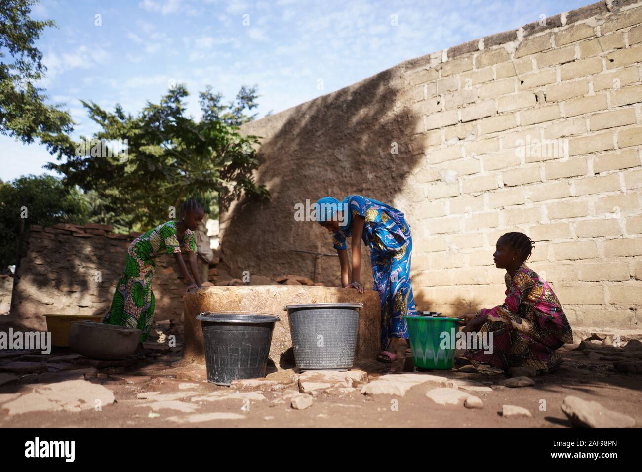 Symbole du changement climatique, les filles noires africaines avec de l'eau bien Banque D'Images