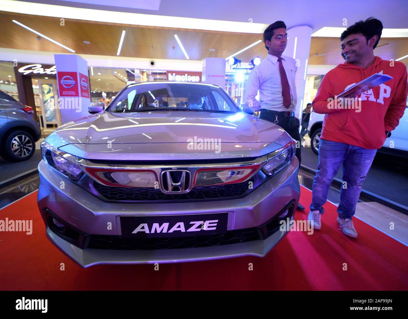 Les voitures de marque sont affichés au South City Mall au cours de la voiture 2019 Carnaval.La fois groupe indien a organisé le plus grand salon de l'automobile et de l'Est de l'Inde, "The Times" au Carnaval de voiture South City Mall à Kolkata. Banque D'Images